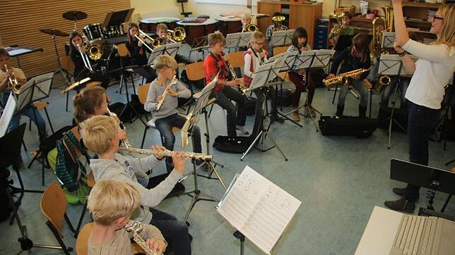 In der an der Lichtenbergschule in Zusammenarbeit mit der Musikschule neu eingerichteten Bläserklasse lernen die Kinder der dritten ...