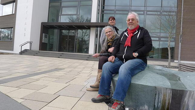 Vor dem Rathaus in Wittenhofen (von links): Theresia Hillebrand, Petra Kolossa und Walter Steenblock.