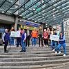 Vor dem Schmnidts Markt im Lohgerbe-Center Bad Säckingen erhalten die Vertreter der Tafel- und Hilfsvereine ihre Spenden von Michael und ...