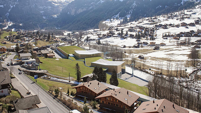 Die neue Bahnstation mit Seilbahnterminal im Schweizer Ort Grindelwald ist ein neues Drehkreuz für Wintersportler im Berner Oberland.