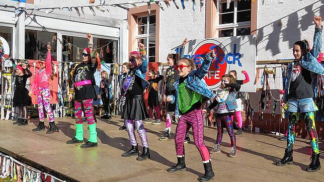 Auf der Bühne im Schulhof in Kirchen-Hausen zeigen die jüngsten Fußballerinnen,  dass sie auch tanzen können.