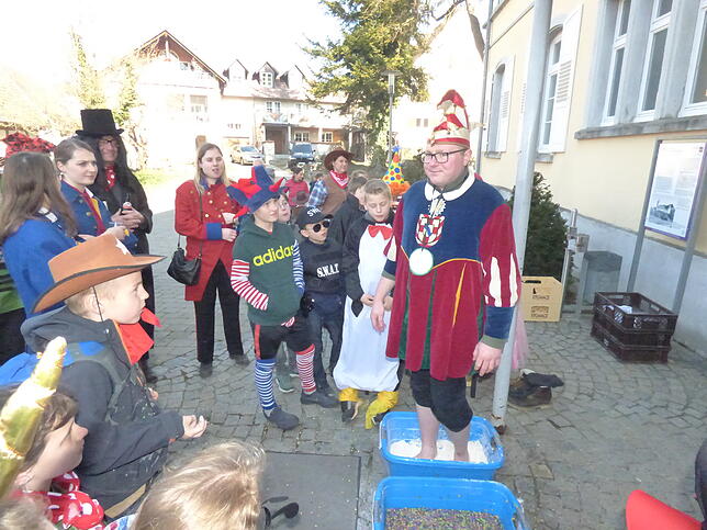 Närrischer Trubel auf dem Bohlinger Dorfplatz.