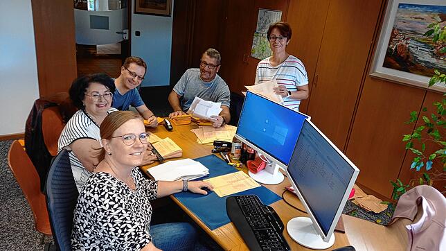 Das Wahlhelferteam für den Wahlbezirk Grunholz/Hauenstein zählt am Montagvormittag im Rathaus Laufenburg die Stimmen für die ...
