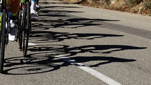Vor einem Radrennen muss die Strecke erst noch von Schrauben befreit werden. (Symbolbild)