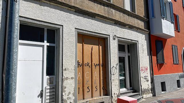 Ein Teil des Erdgeschossbereichs ist noch mit einer Holzplatte versperrt &ndash; die Konstanzer Feuerwehr hatte nach der Räumung des ...