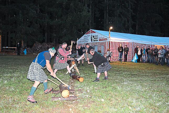 Der Motorradclub MRC Lauben feiert sein 40. Motorradtreffen. Hierzu gibt es ein Ständchen (oben), aber auch einen schottisch anmutenden ...