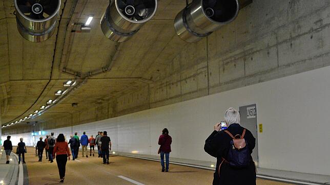 Die große Lüftungsanlage im neuen Waggershauser Tunnel in Friedrichshafen kann im Notfall sogar Rauch umlenken oder in einem bestimmten ...