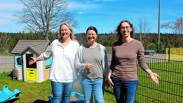 Elternbeiratsvorsitzende Stefanie Fritsch (von lins), Fördervereinsvorsitzende Sonja Klausmann und Kita-Leitern Yvonne Konietzko im ...