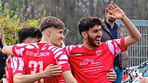 Andreas Romeo (rechts) jubelt hier mit seinen Teamkollegen. Der 24-Jährige ist nach dem Aufstieg in die Verbandsliga überzeugt vom ...
