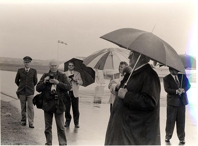 frx_15_zeitzeugen7 1993: Zusammen mit Oberbrügermeister Bernd Wiedmann wartet der damalige Bundeskanzler Helmut Kohl auf dem Flughafen in Friedrichshafen ...