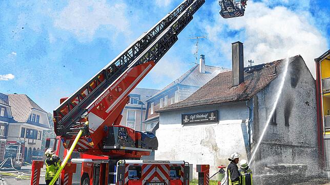 Um 13.30 Uhr ging der Alarm bei der Feuerwehr ein. Neben einem Gebäudebrand war zuerst auch die Rede von einer vermissten Person. Der ...