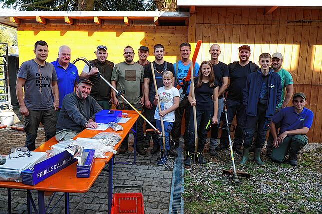 Der Angelsportverein Raumschaft Tengen bemüht sich verstärkt, die Gewässer zu reinigen. Das Bild zeigt Teilnehmer einer solchen Aktion, ...