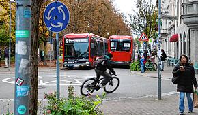 Zwei Busse der Linie 1 und 5 im Paradies. Seit der Fahrplanänderung fahren nur noch diese beiden Linien durch den Stadtteil Paradies – ...