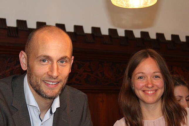 Professor Dennis Hürten und Studentin Maike Lüchow präsentierten die Forschungsergebnisse.