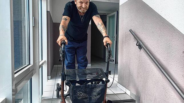 Auf den Rollator ist der Schwenninger Norbert Krayl angewiesen. Doch seitdem zwei Aufzüge in der Harzerstraße 10 defekt sind, kommt er ...