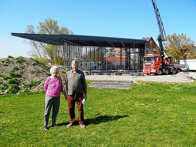 Die neue Bühne im Seegarten ist größer, als mancher Bürger erwartet hatte. Zu groß, sagen etliche. So auch Karin und Wighard Strehlow ...