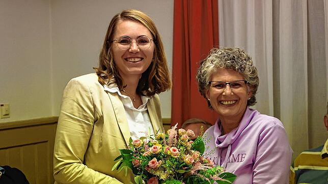 Diana Kern-Epple (rechts) gratuliert ihrer Nachfolgerin Irina Ebauer zur Wahl als Ortsvorsteherin von Marbach. Bild: Roland Dürrhammer