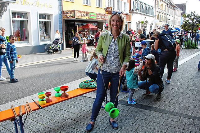 Bürgermeisterin Susen Katter versuchte sich auch im Jonglieren mit einem Diabolo.