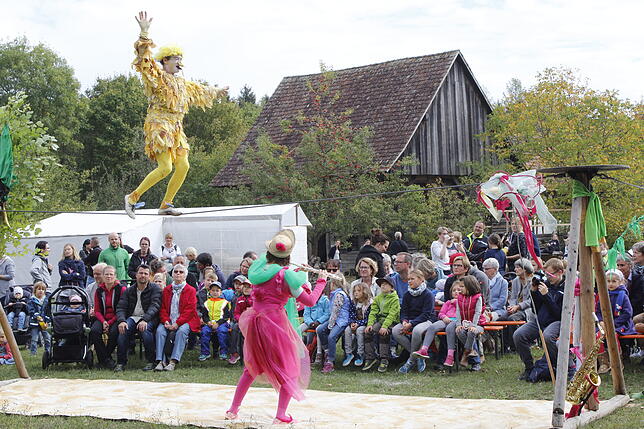 Die Luftgaukler Rita Kobel und Thomas Hofmann als Seiltänzer zogen am Wochenende im Freilichtmuseum die vielen Kinder in ihren Bann.