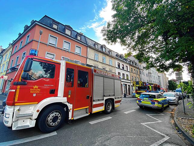 Mehrere Fahrzeuge von Polizei und Feuerwehr waren in der Markgrafenstraße im Einsatz.