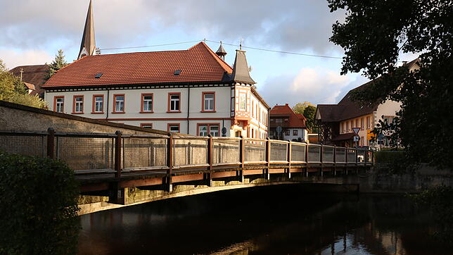 Mit dem Rathaus und der Kirche im Hintergrund bildet die Wolterdinger Bregbrücke, hier der angebaute Steg, seit mehr als hundert Jahren ...