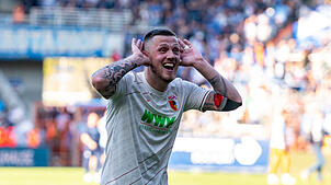 Jeffrey Gouweleeuw bejubelt einen Sieg des FC Augsburg. Der Kapitän des FCA ist seit 2016 beim Klub und kennt die Torhymne daher nur zu gut.