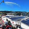 Die Drehleiter der Freiwilligen Feuerwehr Salem im Einsatz bei der angenommenen Brandbekämpfung auf dem Gelände der Firma Härtetechnik ...