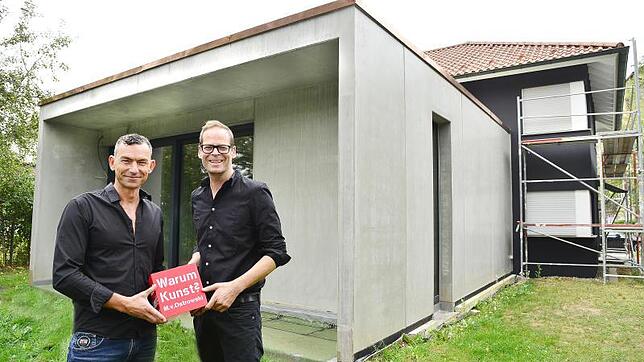 Ralf Wehrle und Uwe Frank (von links) mit einem Documenta-Kunstwerk vor der künftigen Galerie gegenüber dem Villinger Arbeitsamt. Das ...