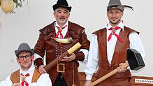 Stockacher Mitglieder der Zimmerer in ihrem schmucken Häs (v.l.): Oberlehrbue Sascha Bernhard, Moschter Frank Eckardt und Geselle Kevin ...