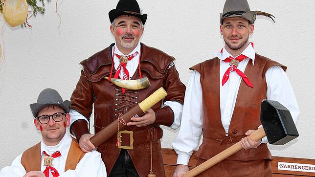 Stockacher Mitglieder der Zimmerer in ihrem schmucken Häs (v.l.): Oberlehrbue Sascha Bernhard, Moschter Frank Eckardt und Geselle Kevin ...