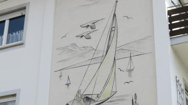 Max Ehinger war der Künstler, der 1965/66 das Bodenseemotiv auf Arthur Raubers Haus im Wattgraben 11 in Immenstaad gemalt hat. Bild: ...
