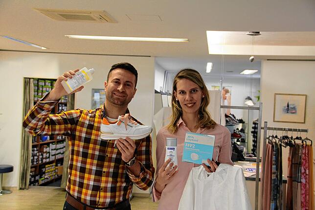 Im Singener Schuhhaus Wöhrle sind nun Hygiene-Artikel dominant. Schuhe gibt es aber dort auch noch zu kaufen. Das Bild zeigt das ...
