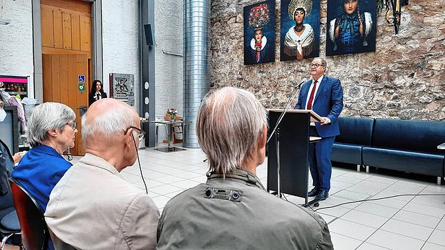 Bürgermeister Jürgen Roth hält seine Laudatio.