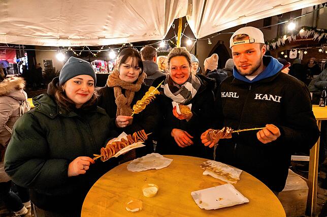 Chiara Lagua (von links), Mia Dürrenberger mit Mutter Julia und Bruder Jonah. Sie genießen einen Kartoffelchip-Spies.
