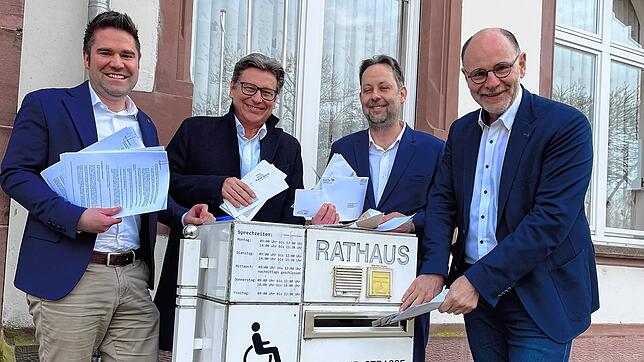 Eilige Post wirft Singens Oberbürgermeister Bernd Häusler (rechts) in den Gottmadinger Rathausbriefkasten lieber selber ein. Mit einem ...