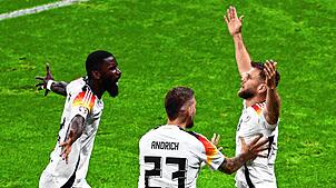 Niclas Füllkrug (rechts) sorgt in der Nachspielzeit für den Ausgleich und wird von Robert Andrich (Mitte) und Antonio Rüdiger gebührend ...