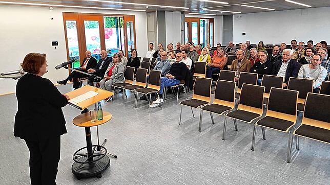 Rund 50 Zuhörer, Schulleiter, Lehrer, Elternvertreter und Kommunalpolitiker, hören am Montagabend im Bürgerzentrum von Mönchweiler was ...