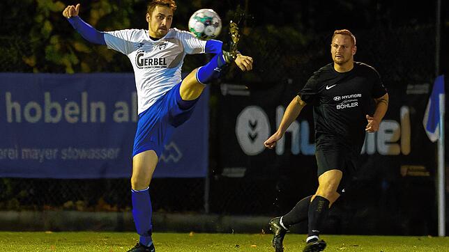 Matchwinner: Mit zwei Treffern in der Schlussphase besiegelte Hannes Selz (links, beobachtet von Johannes Baumgartner) den 4:2-Erfolg ...