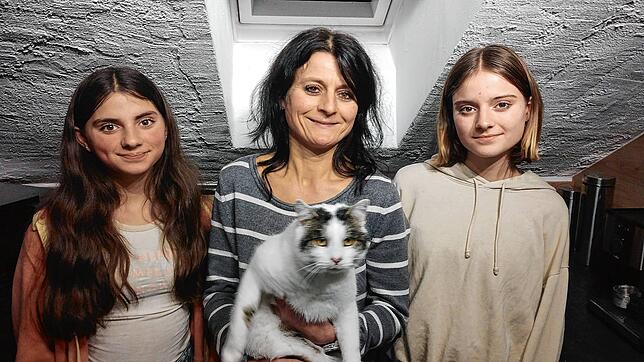 Katy, Susanne und Sophy Engstrom mit dem ehemaligen Pflegekater Mozart.