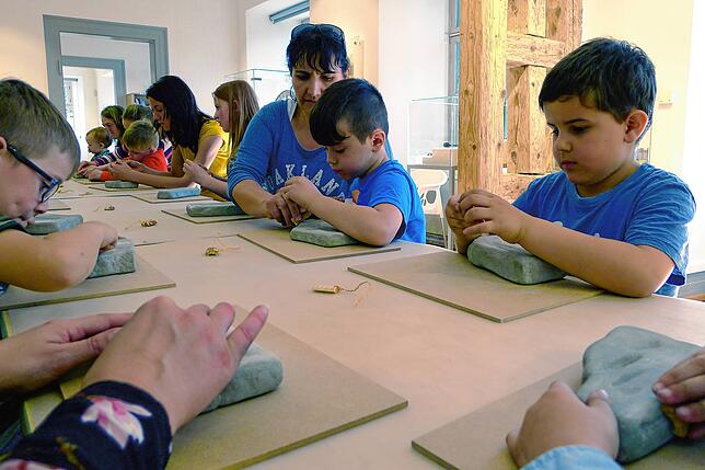 Hier dürfen Kinder selbst Hand anlegen. Mit Schleifpapier werden Natursteine in die passende Form geschliffen, denn Maschinen gab es in ...