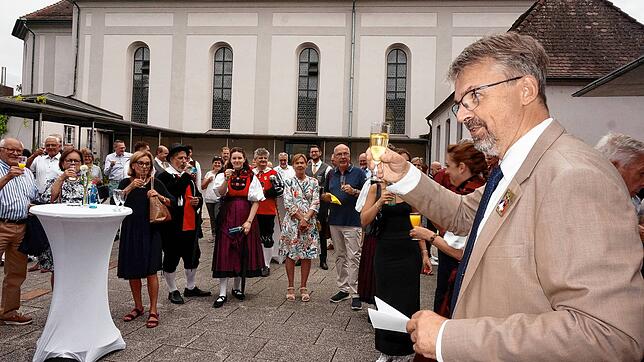 Bild : Bilder des Sektempfangs der Chilbi: Gute Laune auf dem Kirchplatz