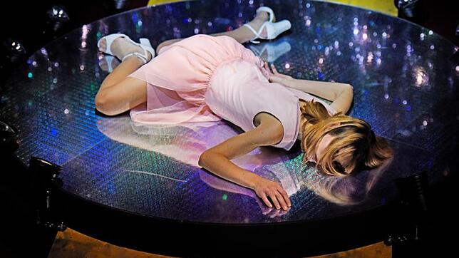 Nach der Niederlage: Die Troerin Kassandra (Dagna Litzenberger), am Boden zerstört. Bild: Toni Suter / T+T Fotografie
