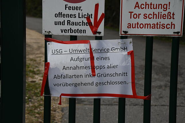 Das Tor bleibt erst einmal zu: Schilder an der Einfahrt des Stockacher Unternehmens USG.