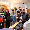 Abteilungsleiterin Andrea Rückert (rechts) erklärt einigen Kunden von der vorderen Höri das TAN-Verfahren, mit dem sie vom heimischen PC ...