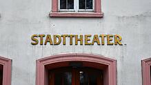 (Archivbild) Bei einem Unfall im Stadttheater Konstanz ist ein Mitarbeiter durch Batteriesäure verletzt worden.