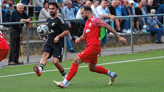 Enges Duell: Sandro D‘Accurso (rechts) vom SV 08 Laufenburg verlangte dem Tabellenzweiten SV Bühlertal mit dem mit Nikolai Graumann ...