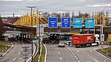 (Archivbild von 2023) Hier am Grenzübergang Konstanz-Autobahn ist ein Taxifahrer aufgeflogen, der sich im Nebenerwerb auch noch als ...