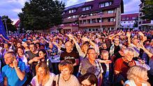 Alleine weit über 1000 Besucher waren es beim Eröffnungskonzert der Donaueschinger Musiknacht 2019 auf dem Alten Festhallenplatz. Ob die ...