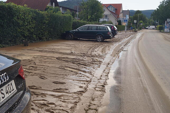 Besonders schlimm hat es bei dem Unwetter wieder einmal die Bahnhofstraße getroffen, die laut Augenzeugen einen Meter tief unter Wasser ...