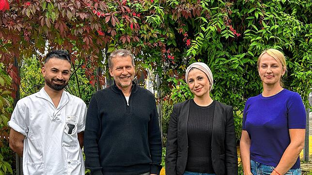 Im Einsatz für die Menschen im Seniorenzentrum Am Stadtpark: Pflegehelfer Sakvan Kamal Sadeq, Einrichtungsleiter Martin Hayer und die ...